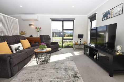 Photo of property in 2 Hereford Drive, Carterton, 5713