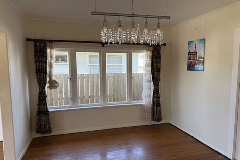 Photo of property in 17 Beach Road, Te Atatu Peninsula, Auckland, 0610