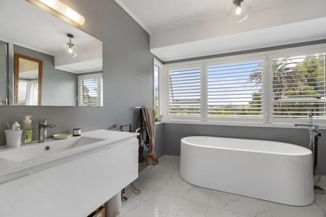 Photo of property in 39 Pohutukawa Avenue, Shelly Park, Auckland, 2014