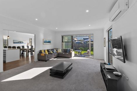 Photo of property in 10 Onekura Street, Red Beach, 0932