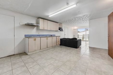 Photo of property in 15 Target Road, Totara Vale, Auckland, 0629