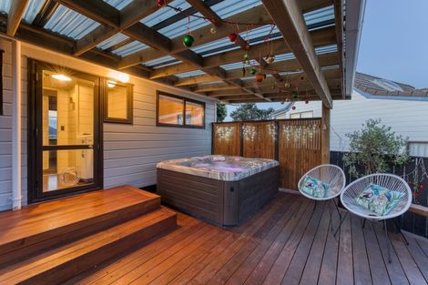 Photo of property in 15 Waiheke Street, Waikanae Beach, Waikanae, 5036