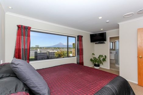 Photo of property in 13 Sandel Rise, Merrilands, New Plymouth, 4312