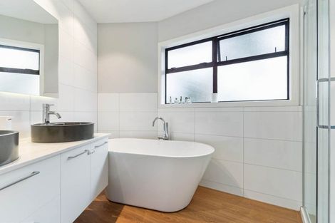 Photo of property in 7 Blyton Lane, Pakuranga Heights, Auckland, 2010