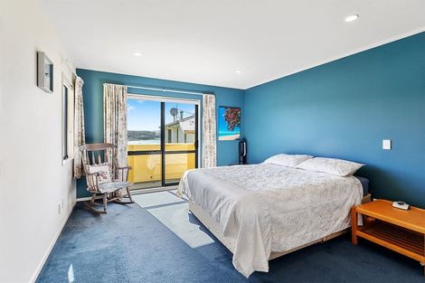 Photo of property in 2 Whitianga View, Paremata, Porirua, 5024