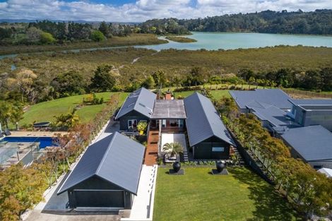 Photo of property in 6 Kerema Way, Schnapper Rock, Auckland, 0632