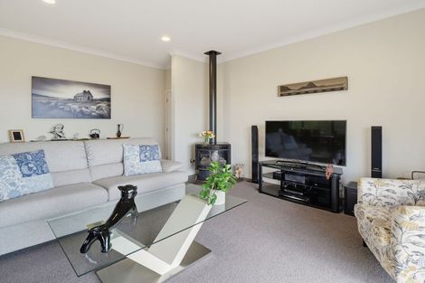 Photo of property in 71 Ruapehu Drive, Fitzherbert, Palmerston North, 4410