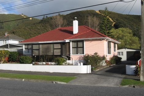 Photo of property in 110 Strand Crescent, Naenae, Lower Hutt, 5011