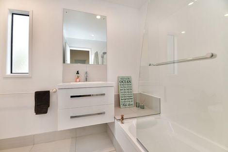 Photo of property in 2/1376 Whangaparaoa Road, Army Bay, Whangaparaoa, 0930