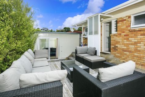 Photo of property in 2/50 Cheval Drive, Totara Vale, Auckland, 0629