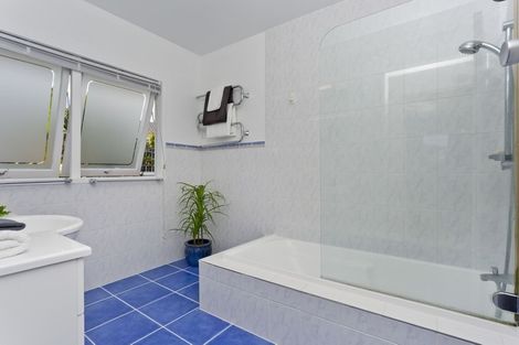 Photo of property in 28 Northumberland Avenue, Belmont, Auckland, 0622