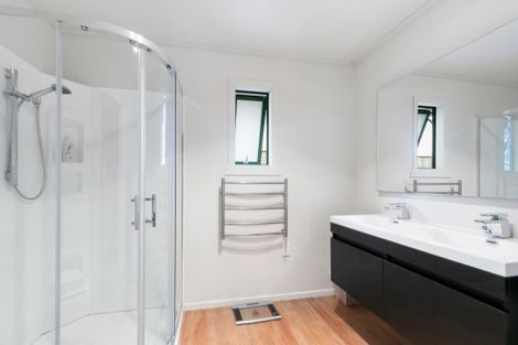 Photo of property in 204 Miromiro Road, Normandale, Lower Hutt, 5010