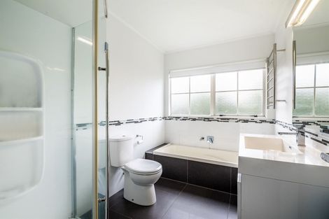 Photo of property in 17 Calypso Way, Unsworth Heights, Auckland, 0632