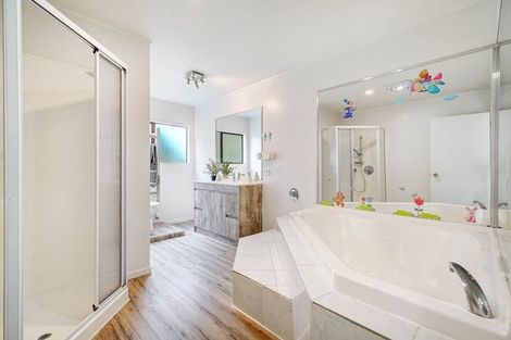 Photo of property in 8 Stitchbird Close, Murrays Bay, Auckland, 0630