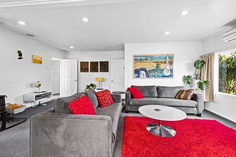 Photo of property in 15 Pukatea Street, Inglewood, 4330