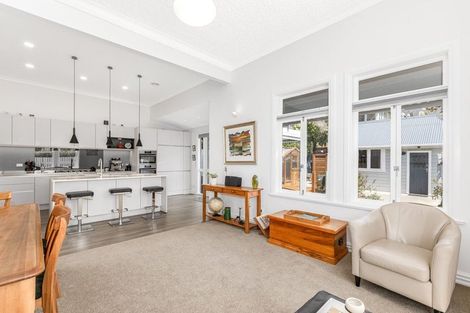 Photo of property in 21 Farm Road, Northland, Wellington, 6012