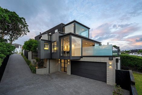 Photo of property in 25 Seaview Road, Castor Bay, Auckland, 0620