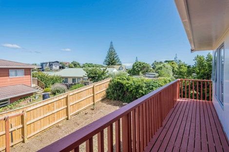 Photo of property in 1 Goldie Place, Waikanae Beach, Waikanae, 5036