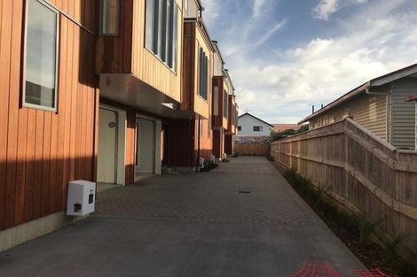 Photo of property in 2/121 Rongotai Road, Kilbirnie, Wellington, 6022