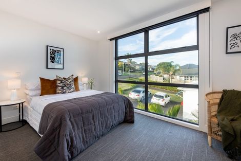 Photo of property in 25 Seaview Road, Castor Bay, Auckland, 0620