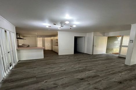 Photo of property in 28 Claverdon Drive, Massey, Auckland, 0614