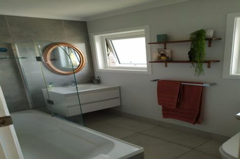 Photo of property in 2/1 Pemberton Avenue, Bayview, Auckland, 0629