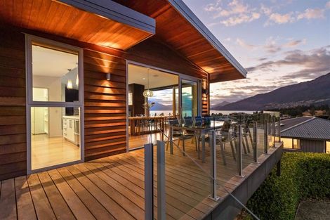 Photo of property in 17 Poplar Drive, Kelvin Heights, Queenstown, 9300