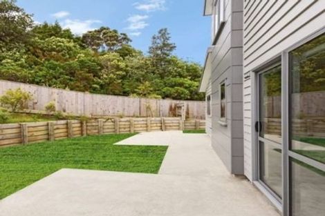 Photo of property in 2 Brindle Way, Newlands, Wellington, 6037