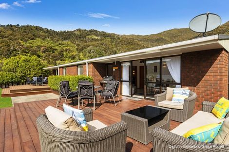 Photo of property in 1992 Queen Charlotte Drive, Momorangi Bay, Picton, 7281