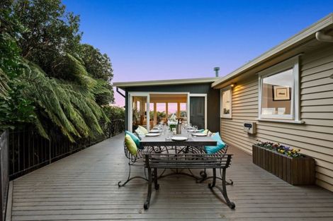 Photo of property in 37 Quinns Road, Waiatarua, Auckland, 0612