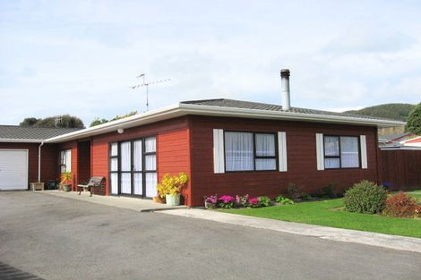 Photo of property in 4 Atarau Grove, Paraparaumu, 5032