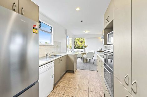 Photo of property in 10 La Trobe Street, Pakuranga Heights, Auckland, 2010