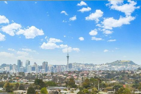 Photo of property in 15 Target Road, Totara Vale, Auckland, 0629