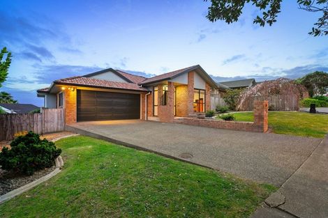 Photo of property in 20 Rising Parade, Fairview Heights, Auckland, 0632