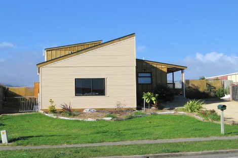 Photo of property in 44 Rutherford Drive, Waikanae Beach, Waikanae, 5036