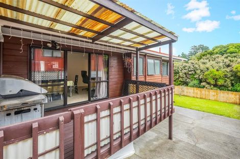 Photo of property in 35 Pinewood Grove, Botany Downs, Auckland, 2010