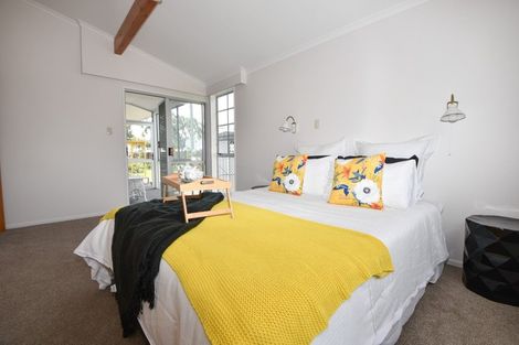 Photo of property in 3 Chisholm Place, Carterton, 5713