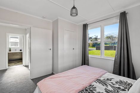 Photo of property in 65 Farquhar Road, Glendene, Auckland, 0602