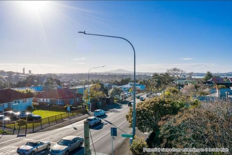 Photo of property in 2/72 Onewa Road, Northcote Point, Auckland, 0627