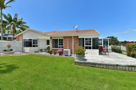 Photo of property in 52 Settlers Grove, Orewa, 0931