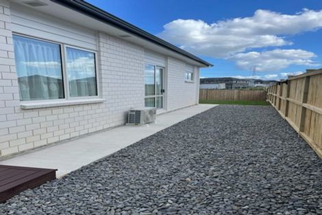 Photo of property in 8 Rossbeg Lane, Flat Bush, Auckland, 2019