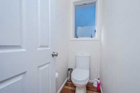 Photo of property in 27 Brooker Grove, Newlands, Wellington, 6037