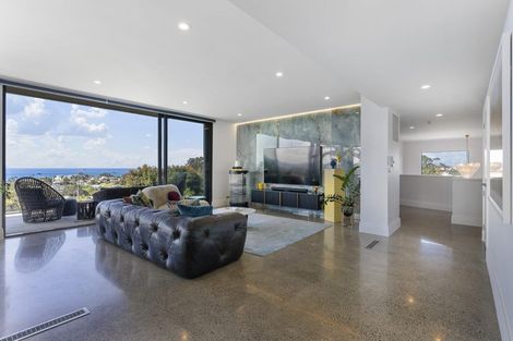 Photo of property in 201 Whangaparaoa Road, Red Beach, 0932