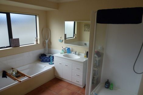 Photo of property in 64 Ruapehu Drive, Fitzherbert, Palmerston North, 4410