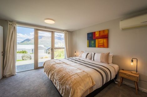 Photo of property in 72 Wynyard Crescent, Fernhill, Queenstown, 9300