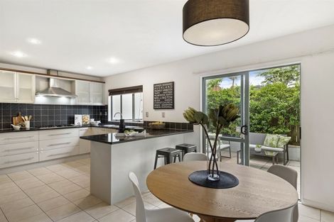 Photo of property in 27 Aorangi Place, Birkenhead, Auckland, 0626
