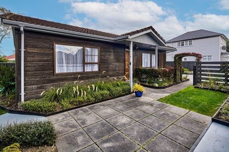 Photo of property in 122 Cambridge Terrace, Fairfield, Lower Hutt, 5011