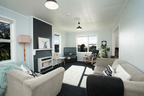 Photo of property in 83 Riversdale Drive, Merrilands, New Plymouth, 4312