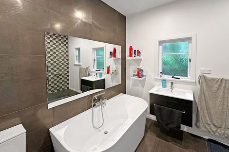 Photo of property in 54 Moana Road, Kelburn, Wellington, 6012