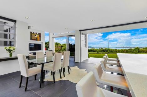 Photo of property in 7 Karemoana Drive, Te Atatu Peninsula, Auckland, 0610